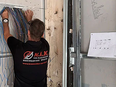 Ηλεκτρολογική εγκατάσταση σε κατασκευή καταστήματος εστίασης.