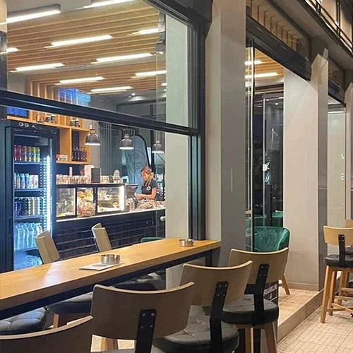 Ηλεκτρολογική εγκατάσταση σε κατασκευή καταστήματος εστίασης.