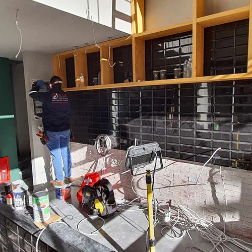 Ηλεκτρολογική εγκατάσταση σε κατασκευή καταστήματος εστίασης.